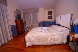 a bedroom with a bed in a room at Il Giardino dei Tigli Villa Bianco in Rotondi
