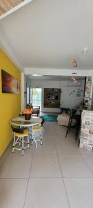 Il comprend un salon avec une table et une cuisine. dans l'établissement Apto térreo com ar condicionado próximo a praia Maranduba, à Ubatuba