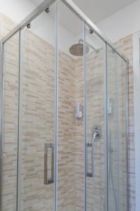una doccia con cabina in vetro in bagno di Let It B&B Apartment a Salerno