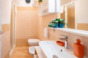 een badkamer met een wastafel en een toilet bij Dante95 in Polignano a Mare