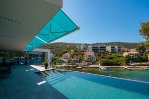vista sulla piscina da una casa di Villa Diva Korčula a Korčula