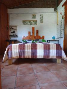 sypialnia z łóżkiem w pokoju w obiekcie Raíces del Bolsón w mieście El Bolsón
