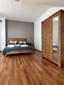 1 dormitorio con 1 cama y un gran armario de madera en Local Stay Hotel, BW Signature Collection, en Bansko