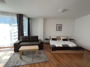 - une chambre avec un lit, un canapé et une chaise dans l'établissement Local Stay Hotel, BW Signature Collection, à Bansko