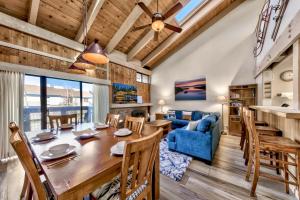 ein Esszimmer und ein Wohnzimmer mit Tisch und Stühlen in der Unterkunft Lakeland Village 482 - Ultimate PlayStation in South Lake Tahoe