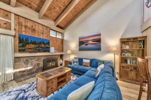 ein Wohnzimmer mit einer blauen Couch und einem Kamin in der Unterkunft Lakeland Village 482 - Ultimate PlayStation in South Lake Tahoe