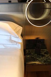 ein Hotelzimmer mit einem Bett und einem Winkel in der Unterkunft Hotel Al Caminetto WorldHotels Crafted Adults Only in Torri del Benaco