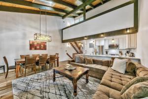 Posezení v ubytování Lakeland Village 412 - 4 BR plus Loft