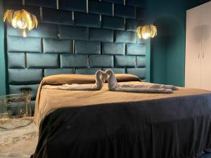 una camera con un letto con una parete blu di AL BINARIO DI NAPOLI a Napoli
