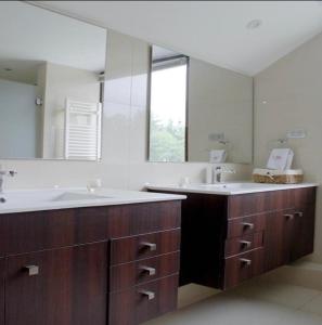 ein Badezimmer mit einem Waschbecken und einem großen Spiegel in der Unterkunft Casa en condominio con playa y marina a pasos del centro in Pucón