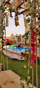 Blick auf einen Pool mit einem Resort in der Unterkunft منتجع سمايل in Qurayyat