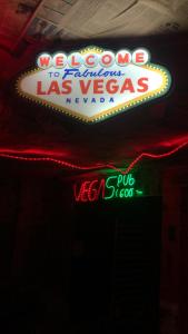 una señal de neón para una señal de Las Vegas en Vegaspub1600 en Campina Grande