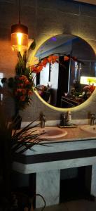 La salle de bains est pourvue d'un lavabo et d'un miroir. dans l'établissement منتجع سمايل, à Al Qurayyat