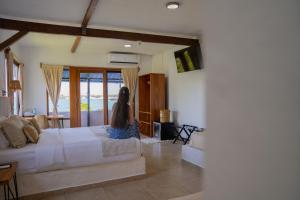 TV/trung tâm giải trí tại Blu Galapagos Sustainable Waterfront Lodge