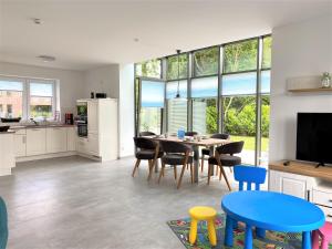 une cuisine et une salle à manger avec une table et des chaises dans l'établissement Haus "Friesland 10", Am Alten Deich 15c, à Dangast