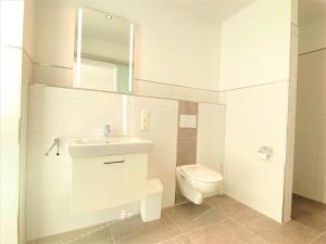 Koupelna v ubytování Ferienwohnung Fiete, Am Alten Deich 4-6, Whg 1 22 + 6 fotografií