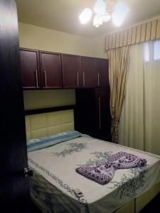 Porto Matroh Tours في مرسى مطروح: غرفة نوم عليها سرير وبطانية