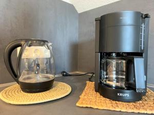 eine Kaffeemaschine auf einer Theke in der Unterkunft Apartment FriesenLück in Bockhorn