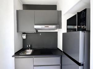 萊切的住宿－Viabalduini2，一间带水槽和冰箱的小厨房