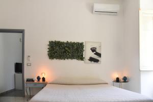 a bedroom with a bed and a green wall at Viabalduini2 in Lecce