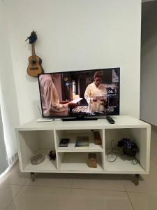 TV tai viihdekeskus majoituspaikassa Apto Apólo - 3 dorm Wifi