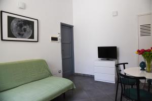 sala de estar con sofá verde y mesa en Viabalduini2 en Lecce