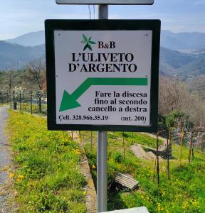um sinal na berma de uma estrada em L'Uliveto D'Argento em Finale Ligure