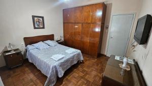 una camera con letto, cassettiera e TV di REST HOUSE Casa familiar - garage - TV - WiFi - 2 dormitorios - Living-comedor - Cocina - Lavadero - Patio con parrilla - Alquiler temporario a Concepción del Uruguay