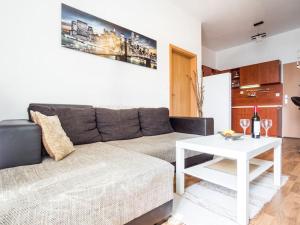 uma sala de estar com um sofá e uma mesa em Cosy 2 bedroom flat close to the town with parking em Bratislava