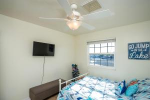 Schlafzimmer mit einem Bett und einem Deckenventilator in der Unterkunft Mescal Loop Hava-Gataway in Lake Havasu City