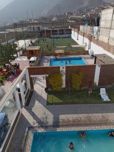 una vista aérea de dos piscinas en un edificio en Descanso de Vallecito, en Hacienda Huampani
