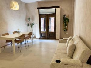 a living room with a couch and a table at Loft Mueganos III en Val´Quirico in Santeagueda
