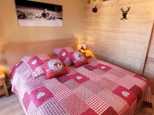 a bedroom with a pink bed with pink pillows at Appartement Les Gets, 3 pièces, 6 personnes - FR-1-598-30 in Les Gets