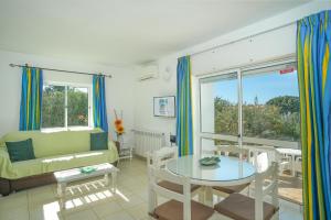 a living room with a couch and a table at Casas do Ramalhete in Luz