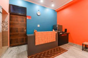um escritório com uma parede laranja e azul em OYO Hotel Flight View em Jaipur