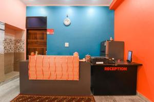 recepcja w biurze z niebieską ścianą w obiekcie OYO Hotel Flight View w mieście Dżajpur