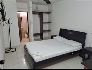1 dormitorio con 1 cama grande en una habitación en Hotel La Nueva Casa del viajero, en Aguachica
