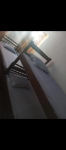 Casa do Carnaval في أوليندا: سرير بطابقين مع اطار خشبي مع وسادتين
