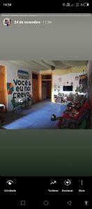 Habitación con vistas a una sala de estar con sofá. en Casa do Carnaval en Olinda