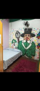 奧林達的住宿－Casa do Carnaval，卧室,墙上挂着一幅画人的画