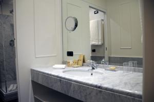 Koupelna v ubytování Suite Fontana di Trevi