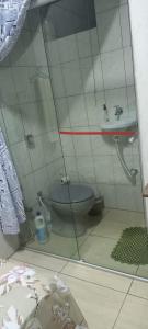 a bathroom with a toilet and a sink at Pousada Cantinho da Idna - 2 Quartos Disponíveis - 1 solteiro e 1 casal in Uberlândia +9 photos