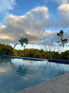 einen Pool mit Bäumen im Hintergrund in der Unterkunft Eco Park - Albur Rental Properties in Alburquerque