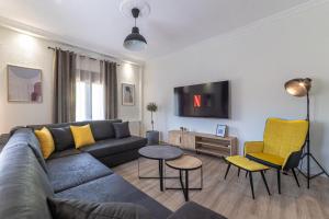 A seating area at Arados family Residence