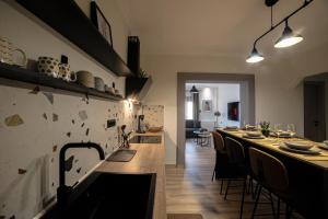 Kuchyň nebo kuchyňský kout v ubytování Arados family Residence