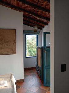 um quarto com um tecto, uma janela e uma porta em Casa Silva - Hotel Cafe em Curití