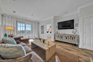 Μια τηλεόραση ή/και κέντρο ψυχαγωγίας στο Newly renovated overlooking the Seacrest Village Pool and Beach access