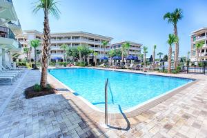 Πισίνα στο ή κοντά στο Newly renovated overlooking the Seacrest Village Pool and Beach access