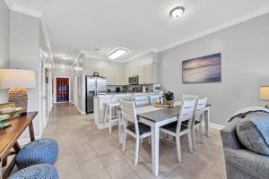 Η κουζίνα ή μικρή κουζίνα στο Overlooking 30A! Great Location! Easy Beach & Pool Access!