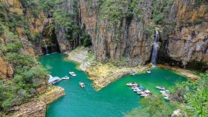 an aerial view of people rafting on a river in a canyon at Suites Hidromassagem - Pousada Vale da Serra in Capitólio